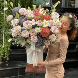 Những Lẵng Hoa Đẹp Sang Trọng Kết Từ Cúc Mẫu Đơn và Hoa Hồng