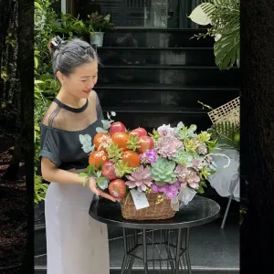 Giỏ Trái Cây Sinh Nhật Mix Sen Đá Tông Hồng – Món Quà Ngọt Ngào Hết Nấc Cho Bạn Gái