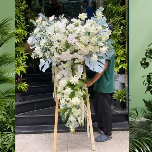 Dịch Vụ Điện Hoa Chia Buồn Sang Trọng với Kệ Hoa Tông Trắng Cao Cấp