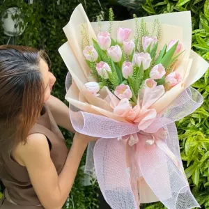 Bó Hoa Tu Lip Hồng 15 Bông Mix Gói Giấy Pastel Nhã Nhặn