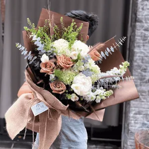 Bó Hoa Tulip Trắng Mix Hoa Hồng Nâu Cà Phê