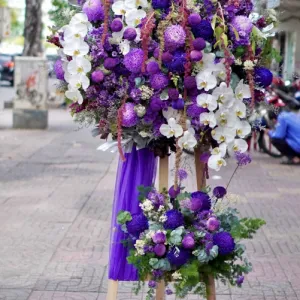 Kệ Hoa Đám Tang Sang Trọng Cao Cấp: Hoa Nhập Khẩu Chủ Đạo