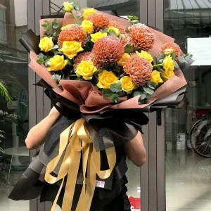 Hoa Cúc Mẫu Đơn Nâu Socola Mix Với Hoa Hồng Vàng