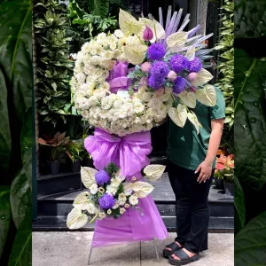 Điện Hoa Chia Buồn Đẹp Sang Trọng, Thành Kính Với Vòng Hoa Tông Trắng Tím