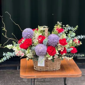Giỏ Hoa Chúc Mừng Thần Tài Gõ Cửa Tone Đỏ-Tím