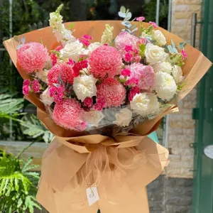 Bó Hoa Tươi Đẹp Từ Cúc Mẫu Đơn và Hoa Hồng