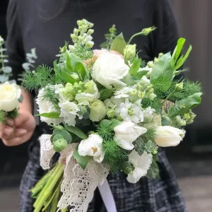 Bông Cầm Tay Cô Dâu Màu Trắng Chủ Đạo