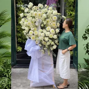 Lẵng Hoa Viếng Đám Tang Đẹp Dạng Kệ Tông Trắng: Sự Thanh Khiết và Thành Kính