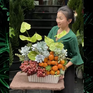 Lẵng Hoa Trái Cây Nhập Mix Sen Đá Và Hoa Lá Xanh – Quà Biếu Sếp Sang Trọng, Tinh Tế, Chuẩn Mực Công Sở
