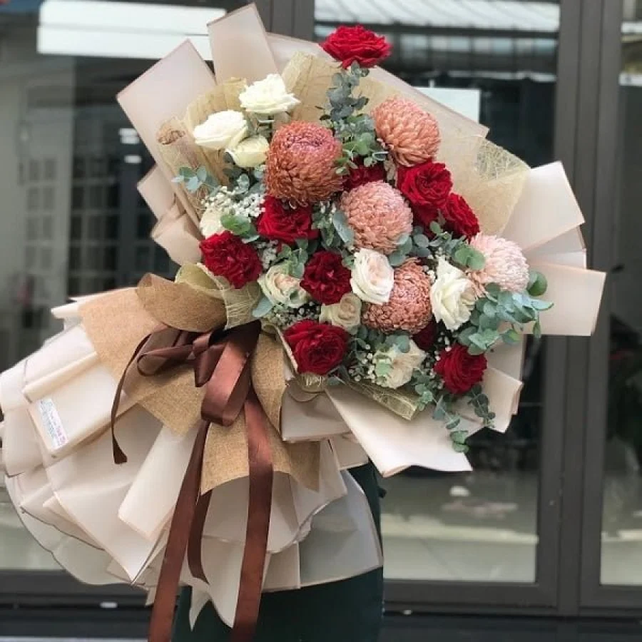 Bó hoa Cúc Mẫu Đơn Nâu Mix Với Hoa Hồng Đỏ và Trắng