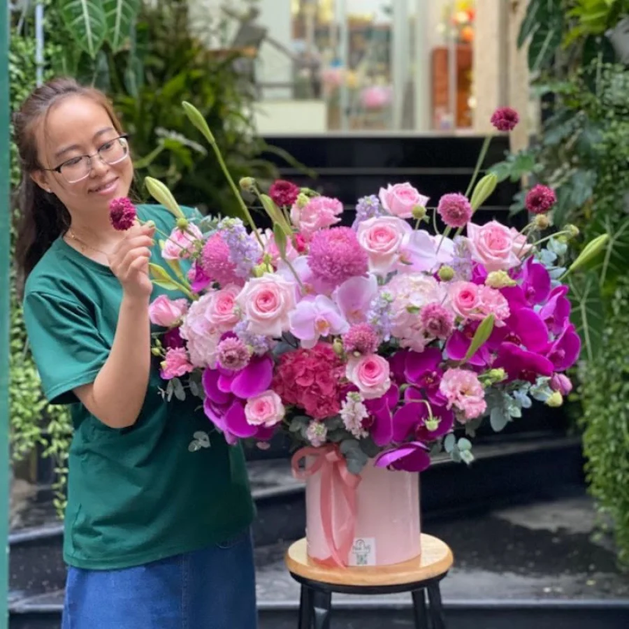 Lẵng Hoa Để Bàn Đẹp Sang Trọng Màu Hồng Chủ Đạo