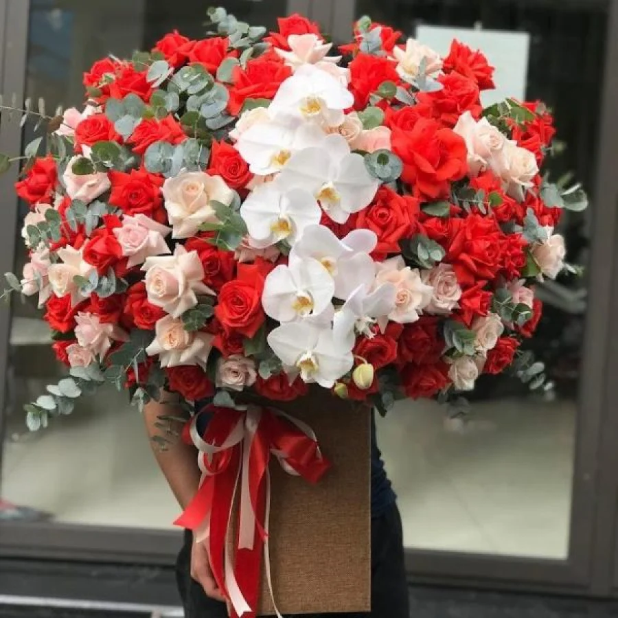 Lẵng Hoa Hồng Đẹp Mix Lan Hồ Điệp Trắng Để Bàn