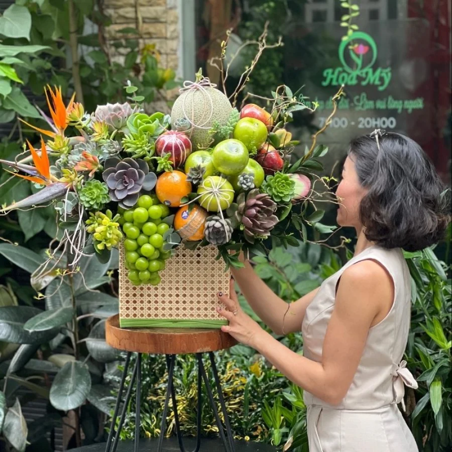 Giỏ Trái Cây Kết Hợp Hoa Tươi – Món Quà Ấn Tượng Cho Người Yêu Thương