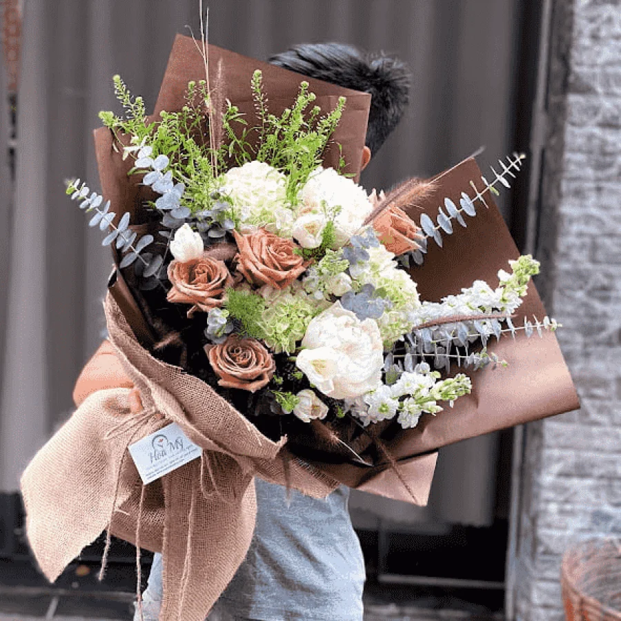 Bó Hoa Tulip Trắng Mix Hoa Hồng Nâu Cà Phê