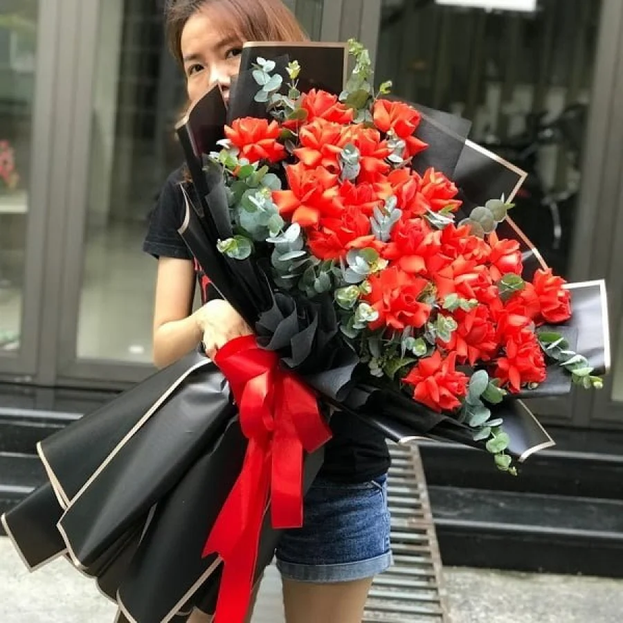 Bó Bông Hồng Đỏ Đẹp Gói Giấy Đen Sang Trọng