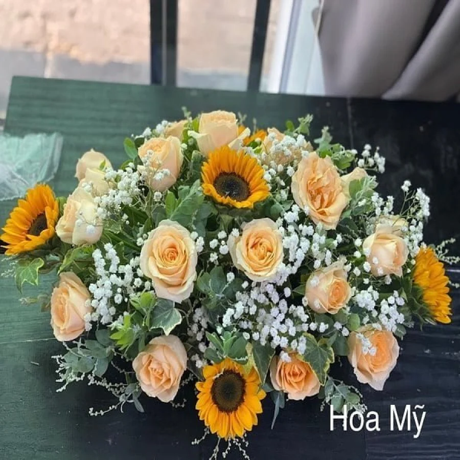Hoa Để Bàn Dài Đẹp Kết Từ Hoa Hướng Dương, Hoa Hồng