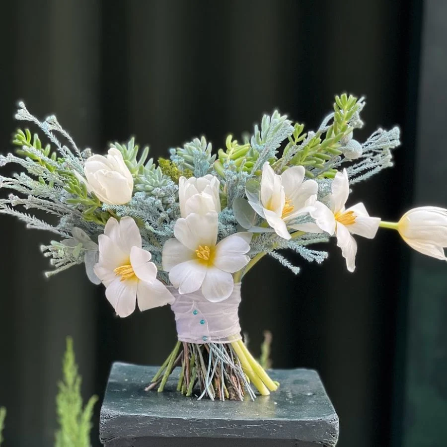 Bó Hoa Cưới Tulip Mix Sen Đá – Bó Hoa Cầm Tay Sang Chảnh
