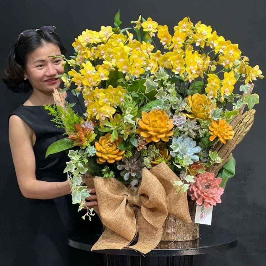 Lẵng Hoa Lan Mini Vàng Mix Sen Đá Cam: Hoa Chúc Mừng Tươi Lâu Sang Trọng