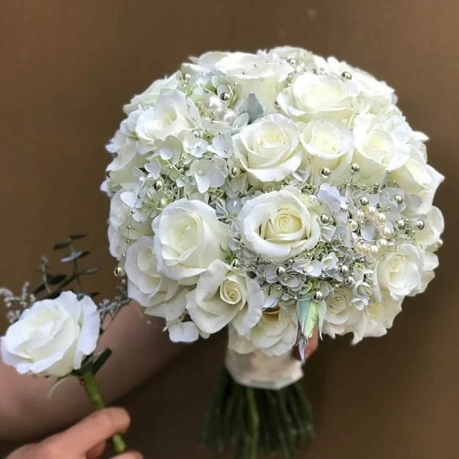 Hoa Cưới Cẩm Tú Cầu Trắng và Hoa Hồng Trắng Sang Trọng
